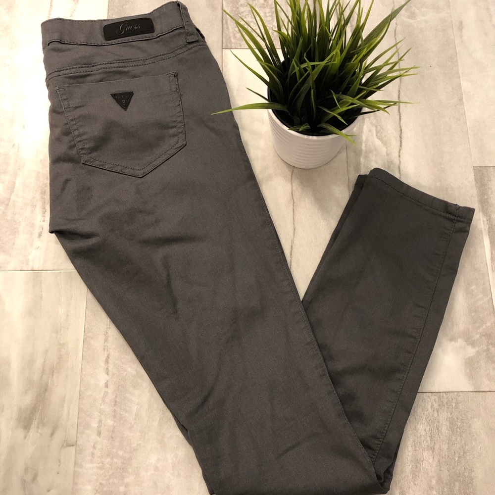 3/$25✨ Guess grey jeggings